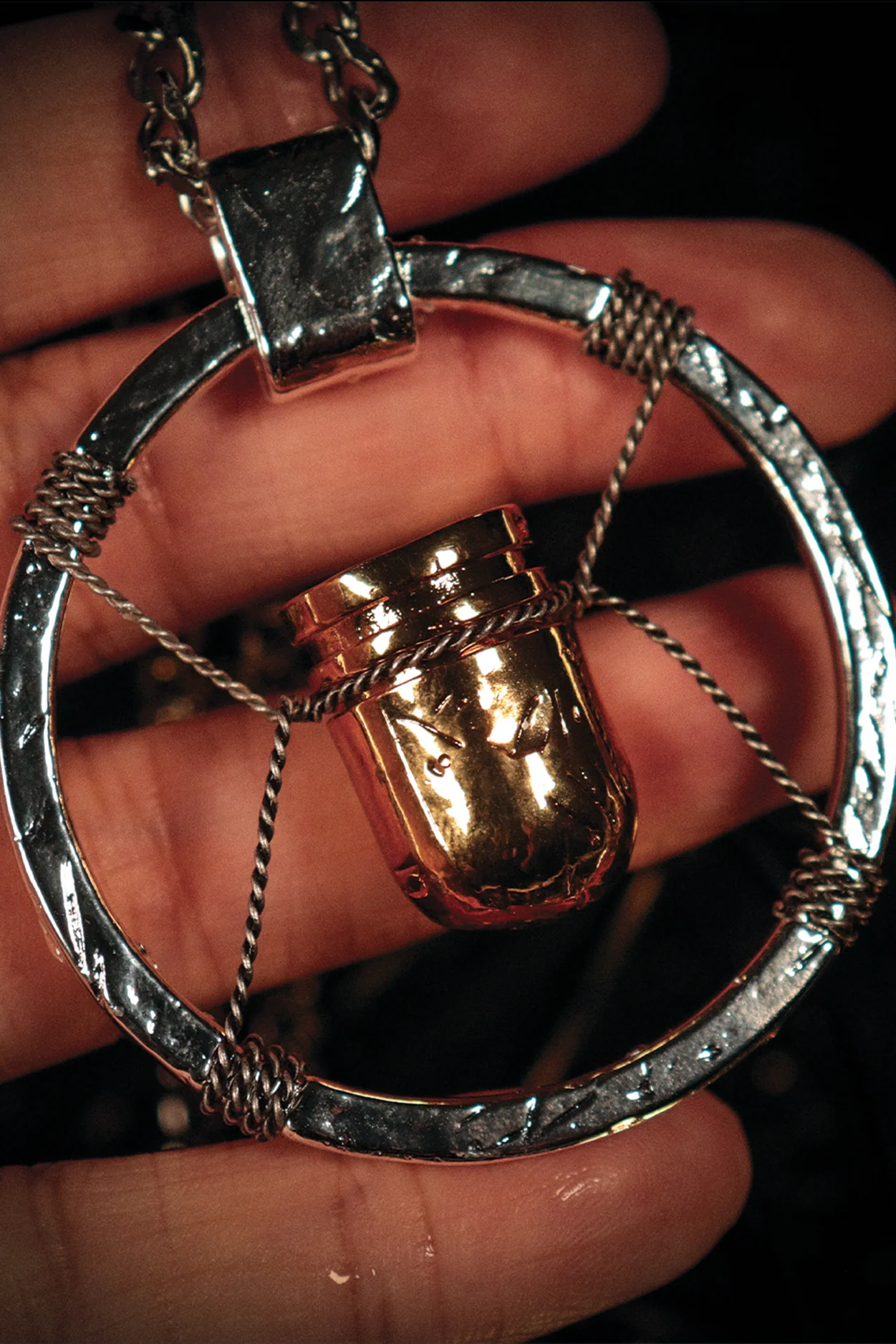 CYBERPUNK 2077 V'S BULLET NECKLACE PRECIOUS METAL EDITION - Image 4